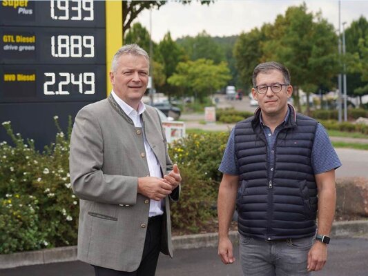 Bayerns Wirtschaftsstaatssekretär Roland Weigert zu Besuch bei der Zieglmeier GmbH &amp; Co. KG - 