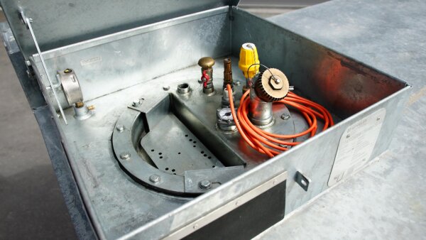 Mobile Dieseltankstelle 2.900 L mieten – Doppelwandig, verzinkt, 230V Pumpe, AwSV- & WHG-konform