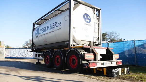 Tankcontainer 25.000 l Edelstahl isoliert – ideal für Trafoöle & Gefahrstoffe mieten