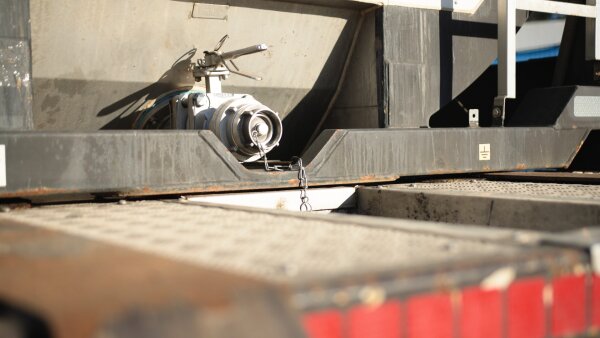 Tankcontainer 25.000 l Edelstahl isoliert – ideal für Trafoöle & Gefahrstoffe mieten